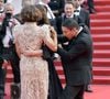 Et pourtant, ce n'est pas si fréquent sur le tapis rouge. Une vidéo a d'ailleurs été dévoilée sur TikTok. 

Halle Berry et Juliette Binoche - Montée des marches de la cérémonie de clôture du 78ème Festival International du Film de Cannes le 24 mai 2025.
© Action Press / Bestimage