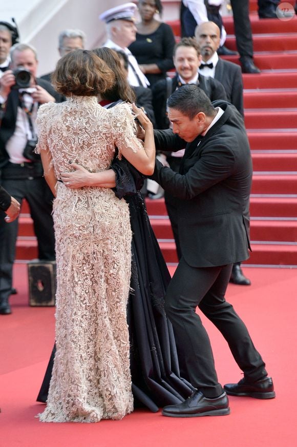 Et pourtant, ce n'est pas si fréquent sur le tapis rouge. Une vidéo a d'ailleurs été dévoilée sur TikTok. 

Halle Berry et Juliette Binoche - Montée des marches de la cérémonie de clôture du 78ème Festival International du Film de Cannes le 24 mai 2025.
© Action Press / Bestimage