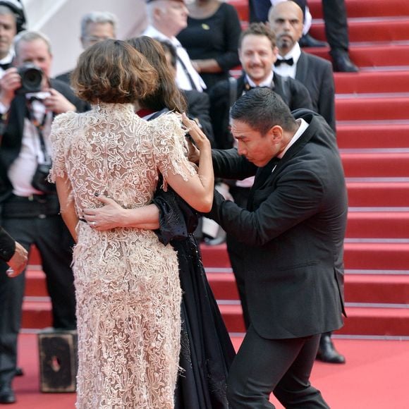 Et pourtant, ce n'est pas si fréquent sur le tapis rouge. Une vidéo a d'ailleurs été dévoilée sur TikTok. 

Halle Berry et Juliette Binoche - Montée des marches de la cérémonie de clôture du 78ème Festival International du Film de Cannes le 24 mai 2025.
© Action Press / Bestimage