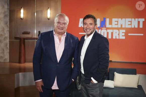 Il s'agit d'Eric-Emmanuel Schmitt,

Exclusif - Eric-Emmanuel Schmitt, sur plateau de la nouvelle émission "Animalement Vôtre" présentée par Bernard Montiel et diffusée le 14 décembre sur France 3, à Paris, France, le 14 octobre 2025. © Jack Tribeca/Bestimage