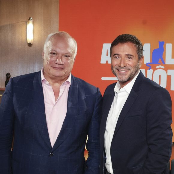 Il s'agit d'Eric-Emmanuel Schmitt,

Exclusif - Eric-Emmanuel Schmitt, sur plateau de la nouvelle émission "Animalement Vôtre" présentée par Bernard Montiel et diffusée le 14 décembre sur France 3, à Paris, France, le 14 octobre 2025. © Jack Tribeca/Bestimage