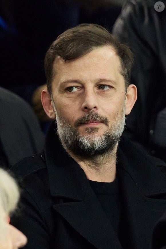 Mais ce que vous ne savez peut-être pas, c'est que cet amoureux du cinéma (qui est également supporter du PSG) est tout autant passionné par la musique.

Nicolas Duvauchelle - Célébrités dans les tribunes lors du match de Ligue 1 McDonald's opposant le Paris Saint-Germain (PSG) à l'Olympique de Marseille (OM) - (3-1) au Parc des Princes à Paris le 16 mars 2025. © Cyril Moreau/Bestimage
