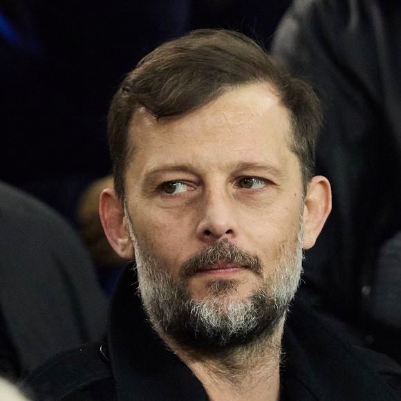 Mais ce que vous ne savez peut-être pas, c'est que cet amoureux du cinéma (qui est également supporter du PSG) est tout autant passionné par la musique.

Nicolas Duvauchelle - Célébrités dans les tribunes lors du match de Ligue 1 McDonald's opposant le Paris Saint-Germain (PSG) à l'Olympique de Marseille (OM) - (3-1) au Parc des Princes à Paris le 16 mars 2025. © Cyril Moreau/Bestimage