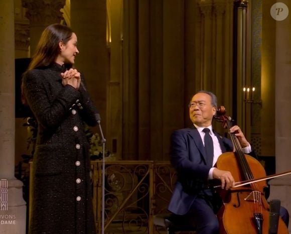 Marion Cotillard à la cérémonie de réouverture de Notre-Dame aux côtés du violoniste Yo-Yo Ma.