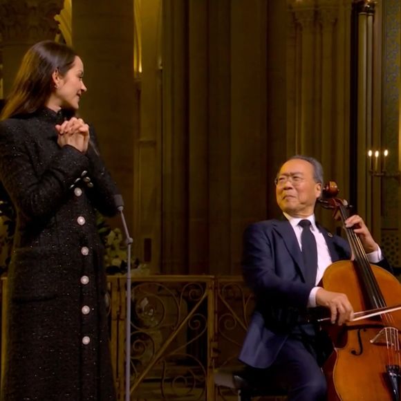 Marion Cotillard à la cérémonie de réouverture de Notre-Dame aux côtés du violoniste Yo-Yo Ma.