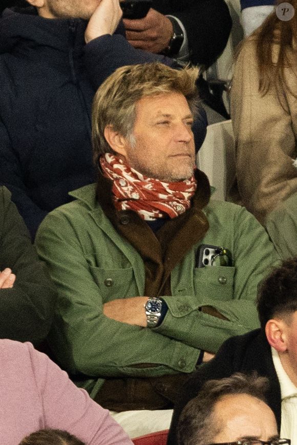 Laurent Delahousse - Célébrités dans les tribunes du match de 8ème de finale aller de la Ligue Des Champions 2025-2026 (LDC) "PSG - Chelsea (5-2)" au Parc des Princes à Paris le 11 mars 2026. © Cyril Moreau/Bestimage
