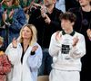 Cela ne l’empêche pas d’encourager leurs passions. Son fils de 11 ans fait du théâtre, "il adore, et pour rien au monde je ne le priverais de ce plaisir", confie-t-elle...


Le chanteur Raphaël, sa compagne Mélanie Thierry et leurs enfants Roman et Aliocha Haroche - Les célébrités dans les tribunes des Internationaux de France de tennis de Roland Garros 2024 à Paris, le 29 mai 2024.  © Jacovides / Moreau / Bestimage