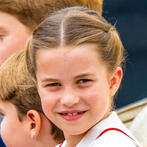 La princesse Charlotte adore le sport
La princesse Charlotte de Galles - La famille royale d'Angleterre lors du défilé "Trooping the Colour" à Londres.  Backgrid USA / Bestimage