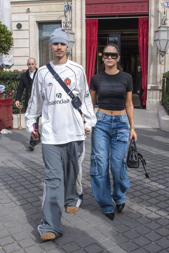Les Beckham quittent leur hôtel La Réserve, à Paris, le 8 mars 2025.  GOFF INF / BESTIMAGE