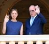 On peut dire que le couple princier était carrément bien assorti !
La princesse Charlène de Monaco, Le prince Albert II de Monaco au balcon du palais princier lors de la procession de la Fête Dieu sur la place du Palais à Monaco le 19 juin 2025.
Cette fête catholique, instituée par le pape Urbain IV en 1264, se tient chaque année le jeudi qui suit la Trinité, soixante jours après Pâques. Elle célèbre la présence réelle de Jésus-Christ sous les apparences du pain et du vin, devenus son corps et son sang.
© Bruno Bebert / Bestimage