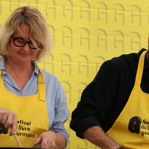 Luana Belmondo et son fils Alessandro Belmondo font la cuisine lors du 20ème Festival du Livre gourmand au Théâtre de Périgueux, le 15 novembre 2025. Ils sont venus présenter et dédicacer leur livre, écrit à quatre mains, "La Nostra Pasta, un tour d'Italie en 165 recettes de pâtes" (Ed. Solar).
© Jean-Marc Lhomer / Bestimage