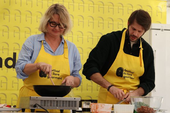Luana Belmondo et son fils Alessandro Belmondo font la cuisine lors du 20ème Festival du Livre gourmand au Théâtre de Périgueux, le 15 novembre 2025. Ils sont venus présenter et dédicacer leur livre, écrit à quatre mains, "La Nostra Pasta, un tour d'Italie en 165 recettes de pâtes" (Ed. Solar).
© Jean-Marc Lhomer / Bestimage