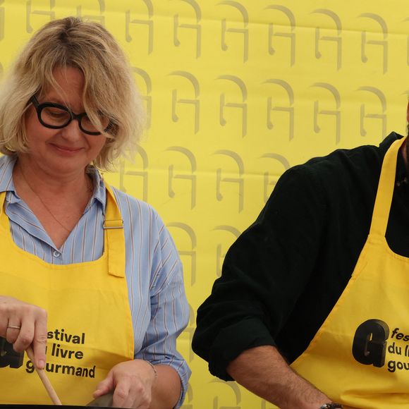 Luana Belmondo et son fils Alessandro Belmondo font la cuisine lors du 20ème Festival du Livre gourmand au Théâtre de Périgueux, le 15 novembre 2025. Ils sont venus présenter et dédicacer leur livre, écrit à quatre mains, "La Nostra Pasta, un tour d'Italie en 165 recettes de pâtes" (Ed. Solar).
© Jean-Marc Lhomer / Bestimage
