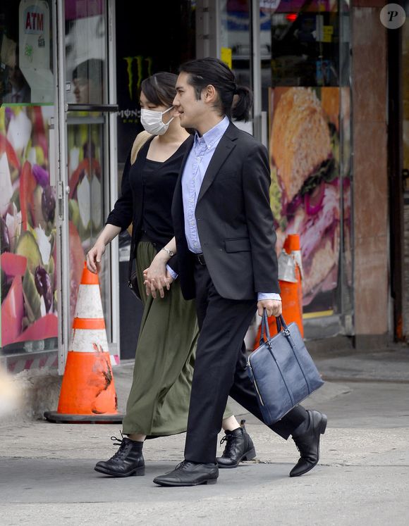 et a renoncé à ses titres royaux par amour.

L'ancienne princesse japonaise Mako et son mari Kei Komuro, main dans la main, font des provisions chez "Sullivan Bakery" à New York, le 23 juin 2022. 

Photo : The ImageDirect / Bestimage