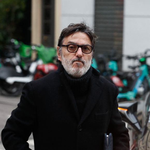 Yvan Attal possède une particularité physique 

Yvan Attal - Arrivées aux obsèques de Niels Arestrup à l'Église Saint-Roch à Paris.  © Christophe Clovis / Bestimage