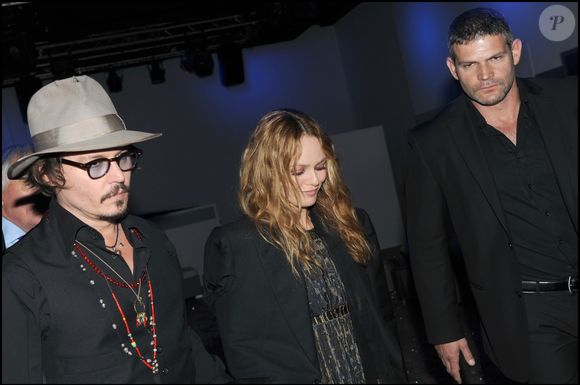 Pourtant, c’est aujourd’hui dans la lumière qu’il fait ses premiers pas artistiques, en participant au nouvel album de sa mère.

Vanessa Paradis et Johnny Depp - soirée Chanel au CIP Room