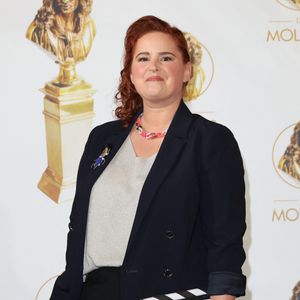 Elodie Poux s'est lancée, avec son deuxième spectacle "Le syndrome du papillon", "dans une tournée XXL sur les routes de France qui doit durer jusqu'en deux-mille-vingt-six".

Elodie Poux - 35ème cérémonie des Molières aux Folies Bergère à Paris. © Coadic Guirec / Bestimage