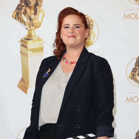 Elodie Poux s'est lancée, avec son deuxième spectacle "Le syndrome du papillon", "dans une tournée XXL sur les routes de France qui doit durer jusqu'en deux-mille-vingt-six".

Elodie Poux - 35ème cérémonie des Molières aux Folies Bergère à Paris. © Coadic Guirec / Bestimage