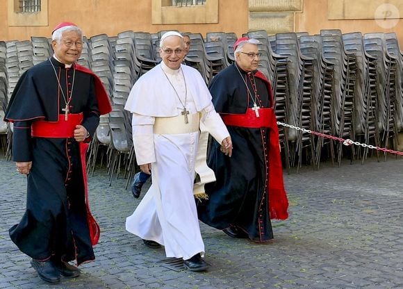 Vatican, Lazio, Italie : Le nouveau pape Léon XIV, Robert Prevost (C), marche dans les rues du Vatican avec le cardinal Lazzaro You Heung-Sik (D) et le cardinal Marcello Semeraro (G).