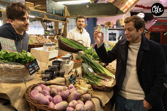 Exclusif - Laurent Mariotte à la rencontre des commerçants du Marché des Capucins à Bordeaux, lors du tournage de son émission culinaire "Les petits plats de Laurent", le 21 janvier 2026.
© Fabien Cottereau / Bestimage