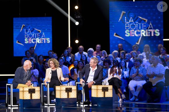 Exclusif - François Berléand, Mireille Dumas et Garou lors de l'enregistrement de l'émission "La Boîte à secrets", présentée par F.Bollaert et diffusée le 26 septembre 2025 sur France 3, dans les studios du Lendit à Saint-Denis, Seine Saint-Denis, France, le 8 septembre 2025. © Pierre Perusseau/Bestimage
