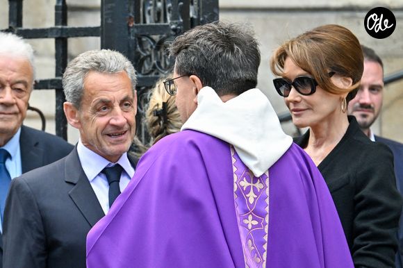 Valérie Pécresse, Jack Lang, Nicolas Sarkozy, François Hollande, Roselyne Bachelot ou encore Édouard Philippe figuraient parmi les invités. 

Nicolas Sarkozy et son épouse Carla Bruni lors des funérailles de B. Chirac à la basilique Sainte-Clotilde à Paris (7e) le 12 juin 2026. L’ancienne première dame de France est décédée le 5 juin 2026 à l’âge de 93 ans. 
© Jacovides / Liewig / Bestimage