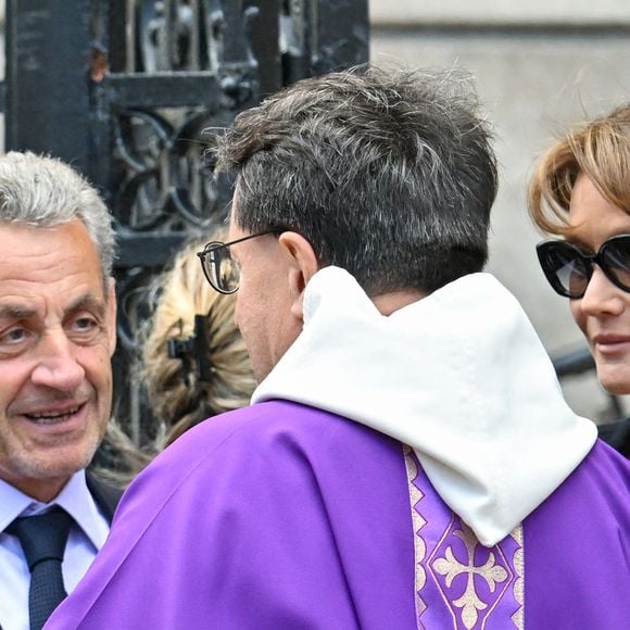 Valérie Pécresse, Jack Lang, Nicolas Sarkozy, François Hollande, Roselyne Bachelot ou encore Édouard Philippe figuraient parmi les invités. 

Nicolas Sarkozy et son épouse Carla Bruni lors des funérailles de B. Chirac à la basilique Sainte-Clotilde à Paris (7e) le 12 juin 2026. L’ancienne première dame de France est décédée le 5 juin 2026 à l’âge de 93 ans. 
© Jacovides / Liewig / Bestimage