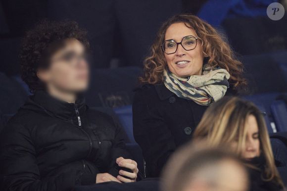 Marie-Sophie Lacarrau et son fils - Célébrités dans les tribunes du match de Ligue 1 McDonald's opposant le Paris Saint-Germain (PSG) à L’AS Monaco (4-1) au Parc des Princes à Paris le 7 février 2024. © Cyril Moreau/Bestimage
