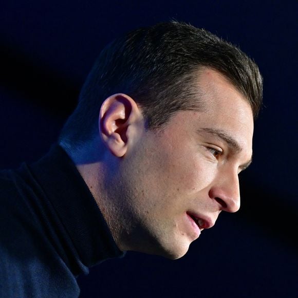 Jordan Bardella lors d'un meeting à Etrepagny le 15 décembre 2024. © Christian Liewig / Bestimage