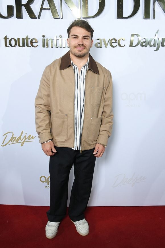 Antoine Dupont et l ex Miss France Iris Mittenaere au photocall du Grand Dîner en toute intimité avec Dadju sur la plage de l'hôtel Carlton en marge du 78ème Festival International du Film de Cannes, France, le 17 mai 2025. © Lionel Urman/Bestimage
