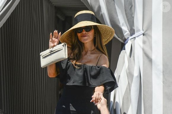 Jeff Bezos et sa femme Lauren Sanchez sortent de leur hôtel de Venise un jour après s'être mariés. Backgrid UK/Bestimage