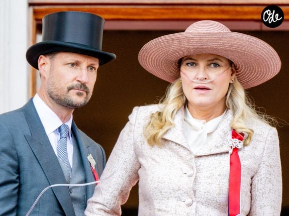 La princesse Mette-Marit de Norvège et son mari le prince Haakon de Norvège - Des membres de la famille royale norvégienne sont vus sur le balcon du palais royal lors des célébrations de la fête nationale à Oslo, en Norvège. Backgrid USA / Bestimage