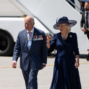 27 mai 2025, Ottawa (Ontario), Canada : Le roi Charles III d'Angleterre (à gauche) et la reine Camilla Parker Bowles (reine consort d'Angleterre) marchent sur le tarmac de l'aéroport international d'Ottawa, le mardi 27 mai 2025. (Crédit image : © Spencer Colby/La Presse canadienne via ZUMA Press)