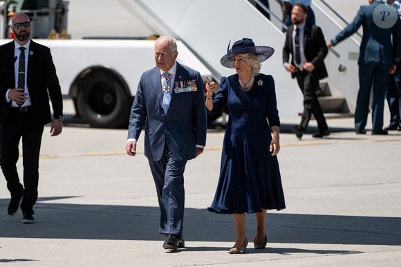 27 mai 2025, Ottawa (Ontario), Canada : Le roi Charles III d'Angleterre (à gauche) et la reine Camilla Parker Bowles (reine consort d'Angleterre) marchent sur le tarmac de l'aéroport international d'Ottawa, le mardi 27 mai 2025. (Crédit image : © Spencer Colby/La Presse canadienne via ZUMA Press)