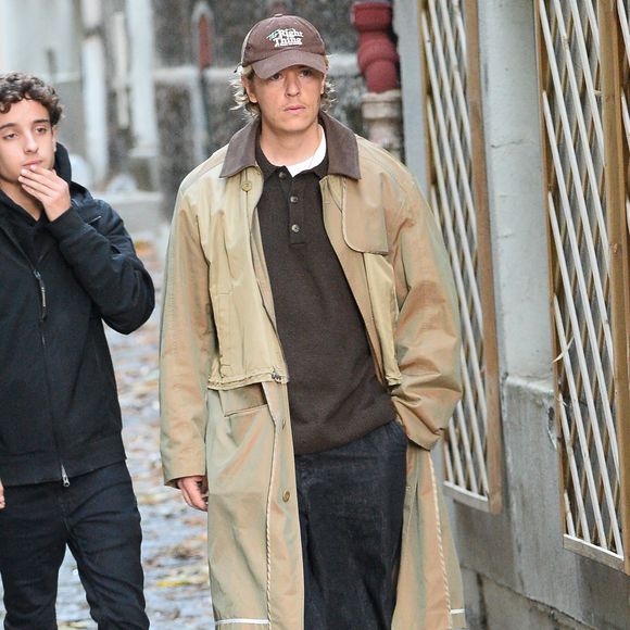 à la sortie de son domicile situé à la Villa Montmorency : le plus grand Solal (dont le père est Jean Sarkozy) a marché à côté de son oncle Pierre

Solal Sarkozy, Pierre Sarkozy - Le clan Sarkozy à la sortie du domicile de Nicolas Sarkozy domicile parisien avant son incarcération à la prison de La Santé à Paris, France, le 21 octobre 2025 © Bestimage