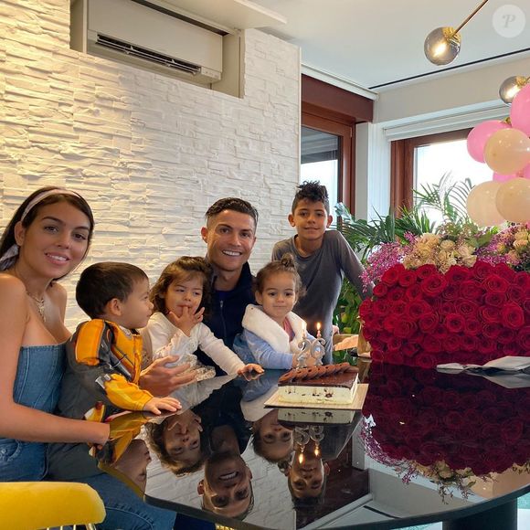 Cristiano Ronaldo et Georgina Rodriguez forment une grande famille recomposée

Georgina Rodriguez a fêté ses 26 ans le 27 janvier 2020, entourée de Cristiano Ronaldo, de leur fills Alana Martina et des trois enfants de CR7 Cristiano Jr et les jumeaux Eva et Mateo.