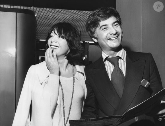 La chanteuse et actrice française Juliette Greco et l'acteur Jean-Claude Brialy arrivent à l'aéroport de Tegel à Berlin, en Allemagne. Tous deux participeront au 25ème Festival International du Film de Berlin, 1975. Photo par Picture Alliance/DPA/ABACAPRESS.COM