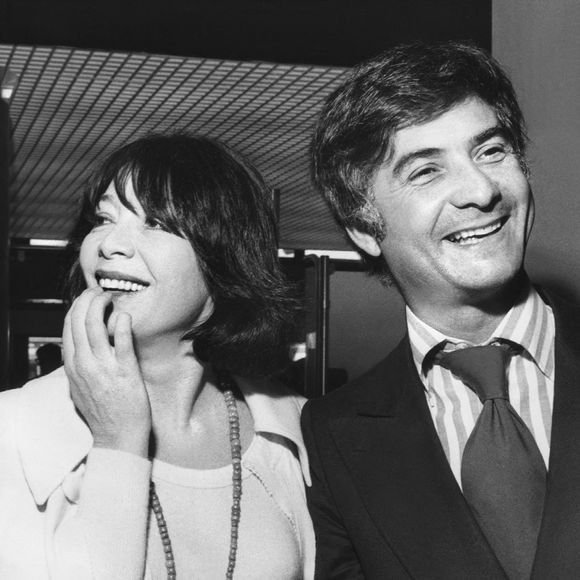 La chanteuse et actrice française Juliette Greco et l'acteur Jean-Claude Brialy arrivent à l'aéroport de Tegel à Berlin, en Allemagne. Tous deux participeront au 25ème Festival International du Film de Berlin, 1975. Photo par Picture Alliance/DPA/ABACAPRESS.COM