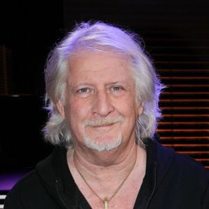 Il demande alors à Sardou de lui avancer de l’argent, que le chanteur lui donne immédiatement.
Patrick Sébastien sur le plateau de l'émission "Bistrot Libertés" le 13 octobre 2025. © Philippe Baldini / Bestimage