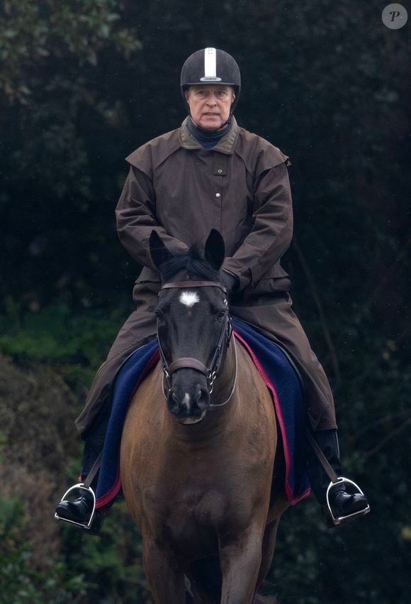 Le prince Andrew, duc d’York, se balade à cheval avec une jeune fille dans le parc du château de Windsor. Dana Press / Bestimage