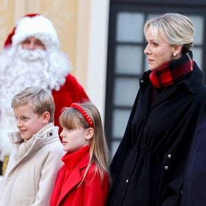 "À Monaco, nous avons la chance de vivre dans un pays prospère, où les valeurs de respect, d’ouverture et de responsabilité se conjuguent harmonieusement", a-t-il lancé fièrement. 

Le prince Jacques de Monaco, marquis des Baux, La princesse Gabriella de Monaco, comtesse de Carladès, La princesse Charlène de Monaco, Le prince Albert II de Monaco - La famille princière de Monaco offre les traditionnels cadeaux de Noël aux enfants monégasques dans la Cour du Palais Princier, le 18 décembre 2024. 

© Claudia Albuquerque / Bestimage