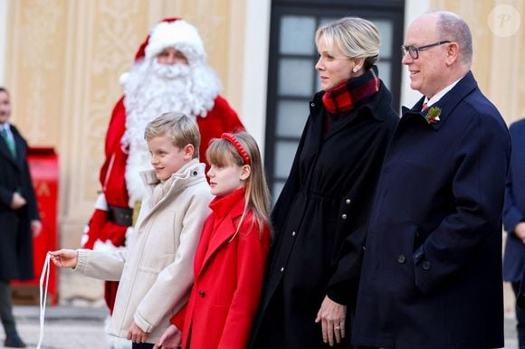 "À Monaco, nous avons la chance de vivre dans un pays prospère, où les valeurs de respect, d’ouverture et de responsabilité se conjuguent harmonieusement", a-t-il lancé fièrement. 

Le prince Jacques de Monaco, marquis des Baux, La princesse Gabriella de Monaco, comtesse de Carladès, La princesse Charlène de Monaco, Le prince Albert II de Monaco - La famille princière de Monaco offre les traditionnels cadeaux de Noël aux enfants monégasques dans la Cour du Palais Princier, le 18 décembre 2024. 

© Claudia Albuquerque / Bestimage