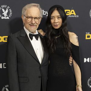 Steven Spielberg et Chloe Zhao assistent aux arrivées de la 78e édition des Directors Guild of America Awards au Beverly Hilton à Beverly Hills, CA, le 7 février 2026. (Photo par Corine Solberg/Sipa USA)