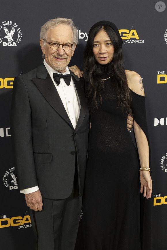 Steven Spielberg et Chloe Zhao assistent aux arrivées de la 78e édition des Directors Guild of America Awards au Beverly Hilton à Beverly Hills, CA, le 7 février 2026. (Photo par Corine Solberg/Sipa USA)