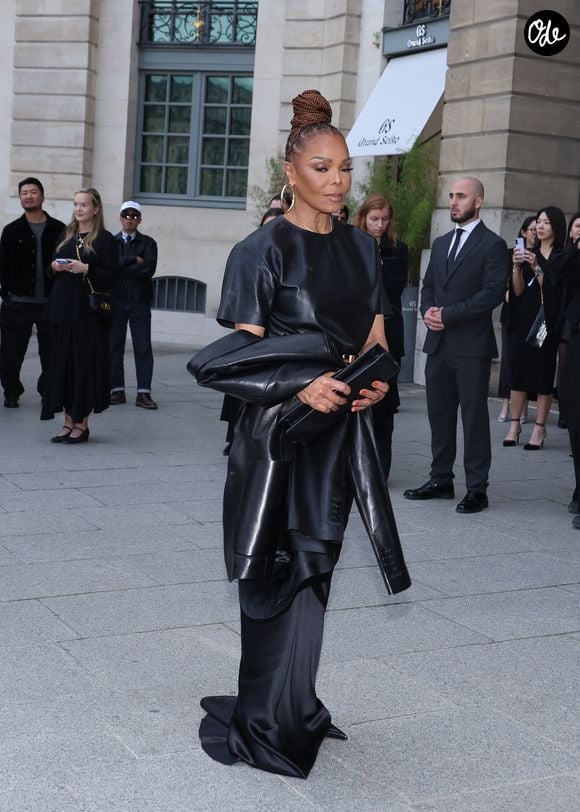 Janet Jackson avait également raconté posséder deux trampolines chez elle, dont un pour son fils, Eissa Al Mana.

Janet Jackson arrive au défilé Tom Ford Collection Femme Prêt-à-Porter Printemps/Eté 2026 lors de la Fashion Week de Paris (PFW) a Paris, France, le 1 Octobre 2025. © Denis Guignebourg/Bestimage