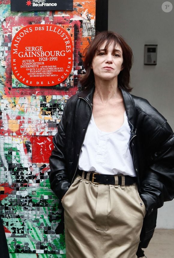 Charlotte Gainsbourg lors de la cérémonie de dévoilement de la plaque "Maison des Illustres" de la Maison Gainsbourg à Paris, France, le 2 avril 2024. © Christophe Clovis/Bestimage