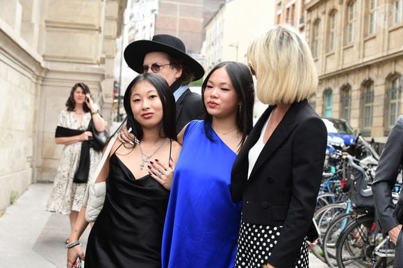 Laeticia Hallyday et ses filles Jade et Joy à leur arrivée au mariage de Claude Lelouch à la mairie du 18ème à Paris. Le 17 juin 2023