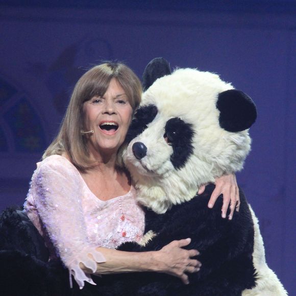 Info - La chanteuse Chantal Goya s’est fait voler le costume de Pandi Panda après sa représentation à Mulhouse - Exclusif - Chantal Goya sur la scène du Palais des Congrès dans son spectacle "Le soulier qui vole" à Paris le 6 octobre 2019. © Philippe Baldini/Bestimage