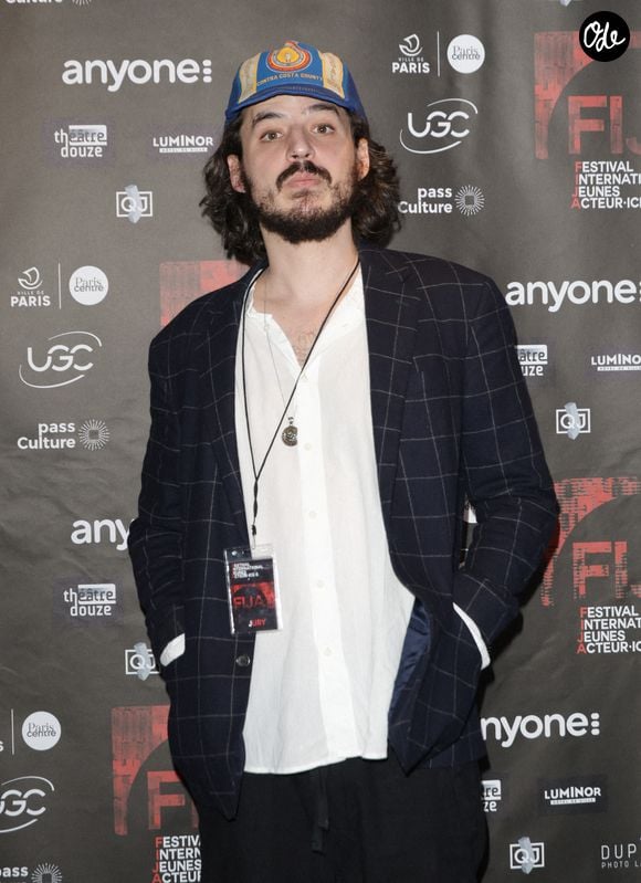 Avec Warszawa, elle choisit ainsi de raconter avec ses propres mots une histoire d’amour marquée par la passion, le cinéma, la maternité mais aussi, au fil du temps, « l’emprise, l’obsession, le contrôle ».

Vincent Zulawski (fils de Sophie Marceau) - 2ème édition du Festival International des Jeunes Acteurs et Actrices (FIJA) au cinéma UGC Bercy à Paris le 11 avril 2025.
© Coadic Guirec / Bestimage