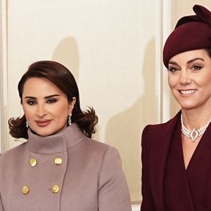 La princesse de Galles (à droite) salue Sheikha Jawaher, l'épouse de l'émir du Qatar Sheikh Tamim bin Hamad Al Thani, à Londres, au nom du roi, avant la cérémonie d'accueil à Horse Guards Parade, à l'occasion de leur visite d'État au Royaume-Uni. Date de la photo : mardi 3 décembre 2024.